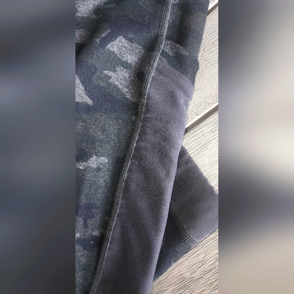 Fabletics | Leggings with Mesh Side Panels and Pockets | SZ M - Picture 3 of 3